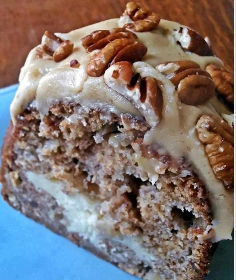 Titelbild für Apple And Cream Cheese Bundt Cake With Caramel Pecan Topping