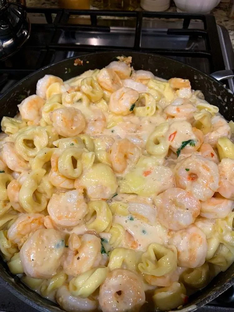 Titelbild für Cheesy Shrimp Tortellini Alfredo Skillet