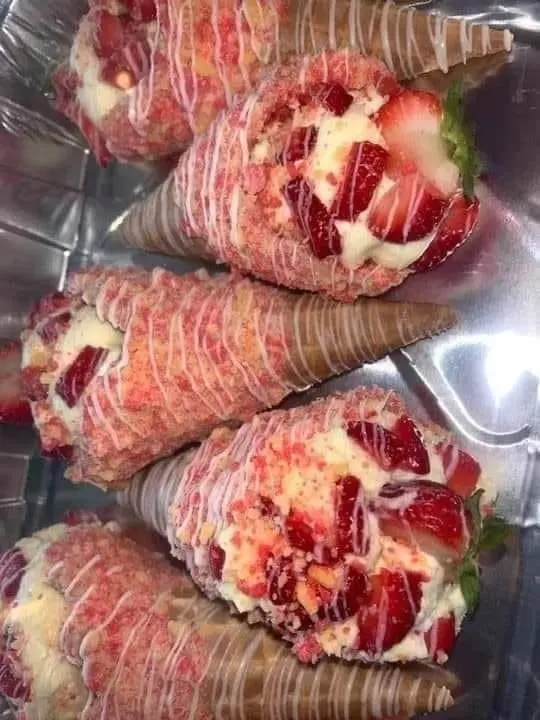 Titelbild für STRAWBERRY CRUNCH CHEESECAKE CONES