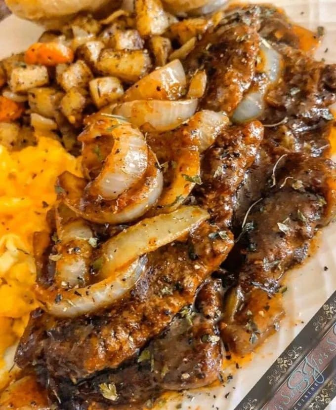 Titelbild für How to make Cube Steak Smothered With Onion Gravy