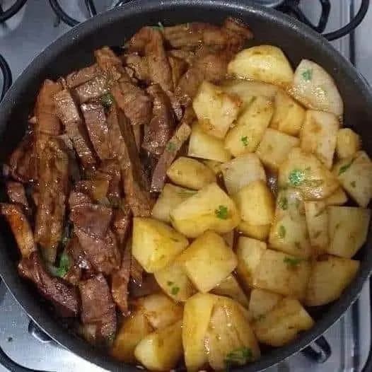 Titelbild für GARLIC BUTTER STEAK AND POTATOES SKILLET