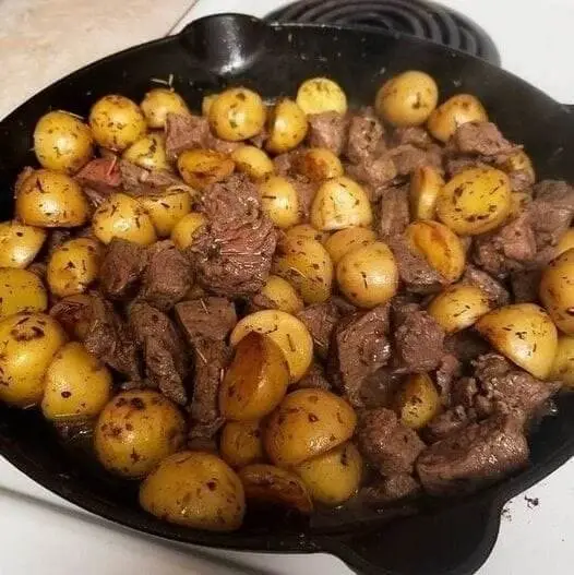Titelbild für Garlic Butter Steak & Potatoes Skillet