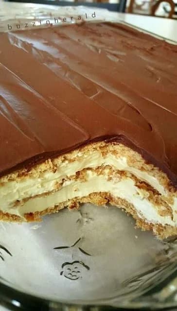 Titelbild für EASIEST Eclair Cake