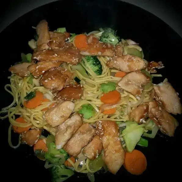 Titelbild für CHICKEN CHOW MEIN WITH THE BEST CHOW MEIN SAUCE