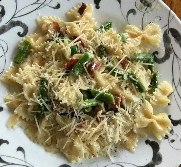 Titelbild für Creamy Pasta with Asparagus and Bacon