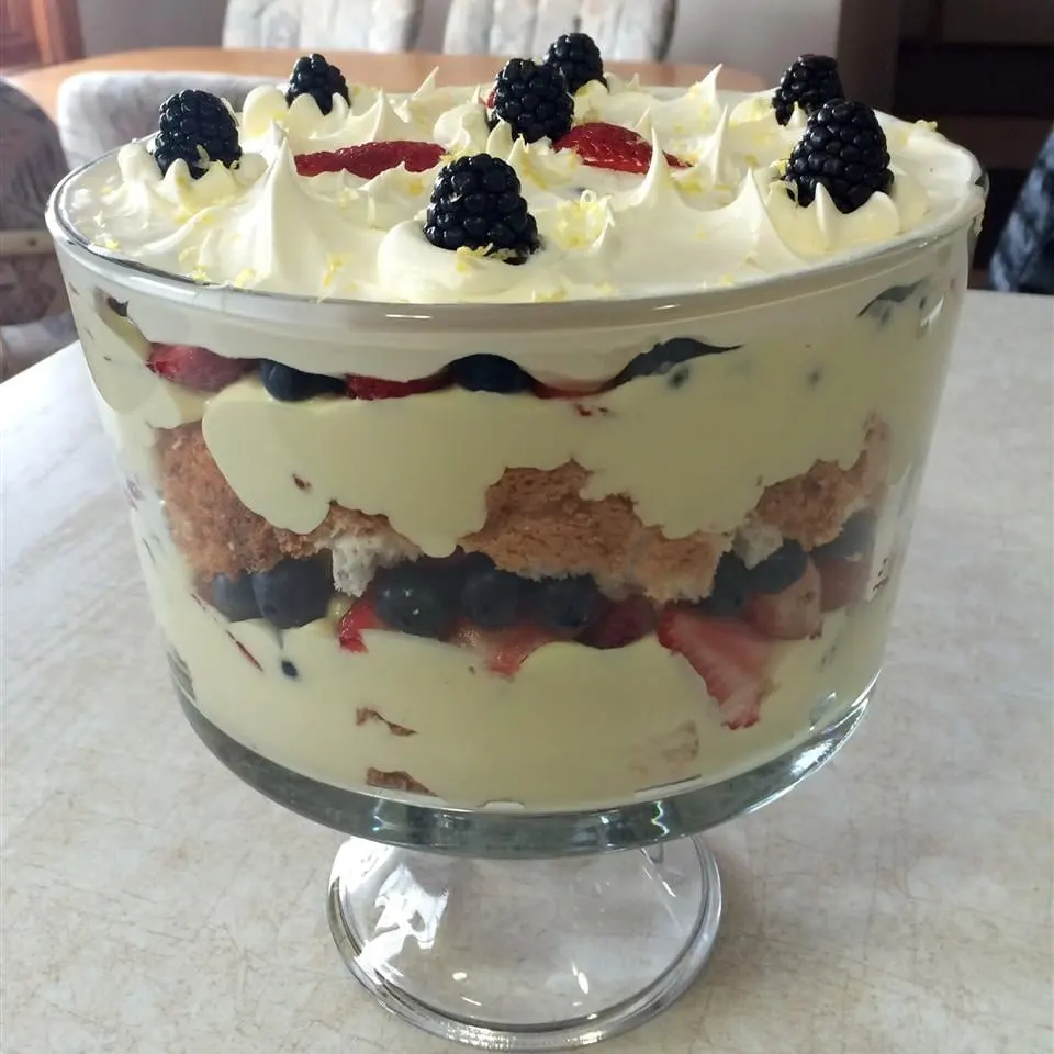 Titelbild fΓΌr Outrageous Lemon Berry Trifle